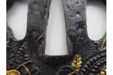 時代武具　赤銅?　鐔　丸形　桐鳳凰図　魚子地　華やかな佇まいの大鍔(金彩、七子地、彫刻、刀装具、ケース付き)(R-079845)