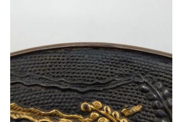 時代武具　赤銅?　鐔　丸形　桐鳳凰図　魚子地　華やかな佇まいの大鍔(金彩、七子地、彫刻、刀装具、ケース付き)(R-079845)