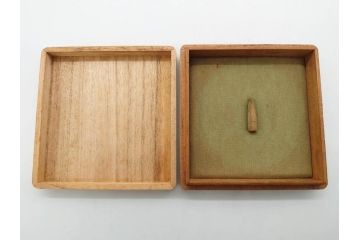 時代武具　赤銅?　鐔　丸形　桐鳳凰図　魚子地　華やかな佇まいの大鍔(金彩、七子地、彫刻、刀装具、ケース付き)(R-079845)