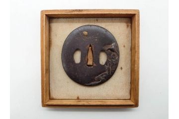 時代武具　鉄地　丸形　雲隠れ月に鳥の図　鐔　幽寂な鍔(在銘、重義作?、金彩、彫刻、刀装具、ケース付き)(R-079846)