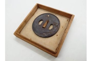 時代武具　鉄地　丸形　雲隠れ月に鳥の図　鐔　幽寂な鍔(在銘、重義作?、金彩、彫刻、刀装具、ケース付き)(R-079846)