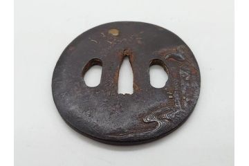 時代武具　鉄地　丸形　雲隠れ月に鳥の図　鐔　幽寂な鍔(在銘、重義作?、金彩、彫刻、刀装具、ケース付き)(R-079846)