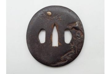 時代武具　鉄地　丸形　雲隠れ月に鳥の図　鐔　幽寂な鍔(在銘、重義作?、金彩、彫刻、刀装具、ケース付き)(R-079846)