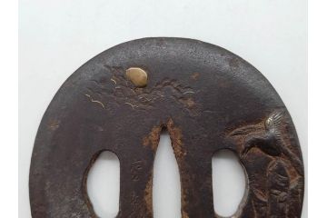 時代武具　鉄地　丸形　雲隠れ月に鳥の図　鐔　幽寂な鍔(在銘、重義作?、金彩、彫刻、刀装具、ケース付き)(R-079846)