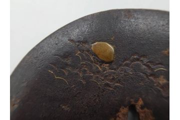 時代武具　鉄地　丸形　雲隠れ月に鳥の図　鐔　幽寂な鍔(在銘、重義作?、金彩、彫刻、刀装具、ケース付き)(R-079846)