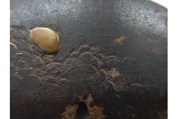 時代武具　鉄地　丸形　雲隠れ月に鳥の図　鐔　幽寂な鍔(在銘、重義作?、金彩、彫刻、刀装具、ケース付き)(R-079846)
