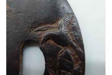 時代武具　鉄地　丸形　雲隠れ月に鳥の図　鐔　幽寂な鍔(在銘、重義作?、金彩、彫刻、刀装具、ケース付き)(R-079846)