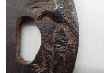 時代武具　鉄地　丸形　雲隠れ月に鳥の図　鐔　幽寂な鍔(在銘、重義作?、金彩、彫刻、刀装具、ケース付き)(R-079846)