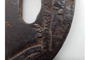 時代武具　鉄地　丸形　雲隠れ月に鳥の図　鐔　幽寂な鍔(在銘、重義作?、金彩、彫刻、刀装具、ケース付き)(R-079846)