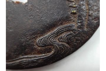 時代武具　鉄地　丸形　雲隠れ月に鳥の図　鐔　幽寂な鍔(在銘、重義作?、金彩、彫刻、刀装具、ケース付き)(R-079846)