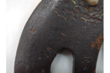 時代武具　鉄地　丸形　雲隠れ月に鳥の図　鐔　幽寂な鍔(在銘、重義作?、金彩、彫刻、刀装具、ケース付き)(R-079846)