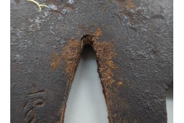 時代武具　鉄地　丸形　雲隠れ月に鳥の図　鐔　幽寂な鍔(在銘、重義作?、金彩、彫刻、刀装具、ケース付き)(R-079846)