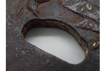 時代武具　鉄地　丸形　雲隠れ月に鳥の図　鐔　幽寂な鍔(在銘、重義作?、金彩、彫刻、刀装具、ケース付き)(R-079846)