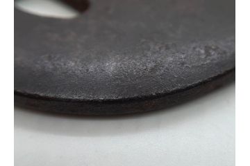 時代武具　鉄地　丸形　雲隠れ月に鳥の図　鐔　幽寂な鍔(在銘、重義作?、金彩、彫刻、刀装具、ケース付き)(R-079846)