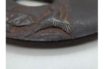 時代武具　鉄地　丸形　雲隠れ月に鳥の図　鐔　幽寂な鍔(在銘、重義作?、金彩、彫刻、刀装具、ケース付き)(R-079846)