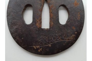 時代武具　鉄地　丸形　雲隠れ月に鳥の図　鐔　幽寂な鍔(在銘、重義作?、金彩、彫刻、刀装具、ケース付き)(R-079846)