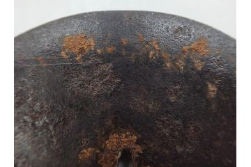 時代武具　鉄地　丸形　雲隠れ月に鳥の図　鐔　幽寂な鍔(在銘、重義作?、金彩、彫刻、刀装具、ケース付き)(R-079846)