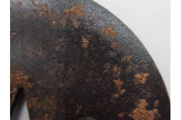時代武具　鉄地　丸形　雲隠れ月に鳥の図　鐔　幽寂な鍔(在銘、重義作?、金彩、彫刻、刀装具、ケース付き)(R-079846)