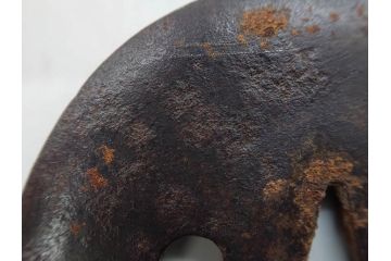 時代武具　鉄地　丸形　雲隠れ月に鳥の図　鐔　幽寂な鍔(在銘、重義作?、金彩、彫刻、刀装具、ケース付き)(R-079846)
