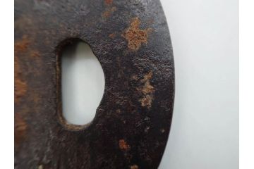 時代武具　鉄地　丸形　雲隠れ月に鳥の図　鐔　幽寂な鍔(在銘、重義作?、金彩、彫刻、刀装具、ケース付き)(R-079846)