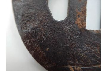 時代武具　鉄地　丸形　雲隠れ月に鳥の図　鐔　幽寂な鍔(在銘、重義作?、金彩、彫刻、刀装具、ケース付き)(R-079846)