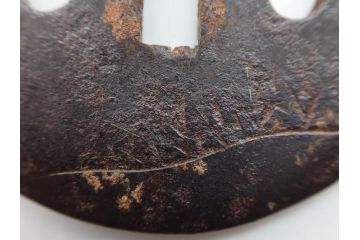 時代武具　鉄地　丸形　雲隠れ月に鳥の図　鐔　幽寂な鍔(在銘、重義作?、金彩、彫刻、刀装具、ケース付き)(R-079846)