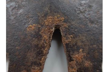 時代武具　鉄地　丸形　雲隠れ月に鳥の図　鐔　幽寂な鍔(在銘、重義作?、金彩、彫刻、刀装具、ケース付き)(R-079846)