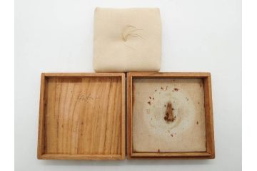 時代武具　鉄地　丸形　雲隠れ月に鳥の図　鐔　幽寂な鍔(在銘、重義作?、金彩、彫刻、刀装具、ケース付き)(R-079846)