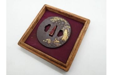 時代武具　肥後住 重治　鉄地　丸形　高彫　金布目象嵌　鯉の瀧登り図(滝登り)　跳躍感溢れるデザインが魅力の鍔(金彩、彫刻、刀装具、共箱付き)(R-079847)