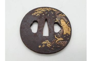 時代武具　肥後住 重治　鉄地　丸形　高彫　金布目象嵌　鯉の瀧登り図(滝登り)　跳躍感溢れるデザインが魅力の鍔(金彩、彫刻、刀装具、共箱付き)(R-079847)