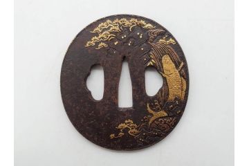 時代武具　肥後住 重治　鉄地　丸形　高彫　金布目象嵌　鯉の瀧登り図(滝登り)　跳躍感溢れるデザインが魅力の鍔(金彩、彫刻、刀装具、共箱付き)(R-079847)