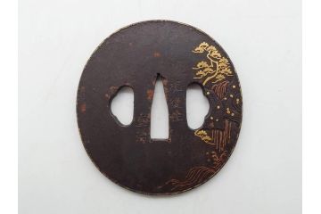 時代武具　肥後住 重治　鉄地　丸形　高彫　金布目象嵌　鯉の瀧登り図(滝登り)　跳躍感溢れるデザインが魅力の鍔(金彩、彫刻、刀装具、共箱付き)(R-079847)