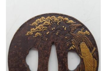 時代武具　肥後住 重治　鉄地　丸形　高彫　金布目象嵌　鯉の瀧登り図(滝登り)　跳躍感溢れるデザインが魅力の鍔(金彩、彫刻、刀装具、共箱付き)(R-079847)