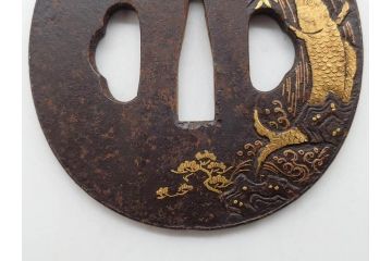 時代武具　肥後住 重治　鉄地　丸形　高彫　金布目象嵌　鯉の瀧登り図(滝登り)　跳躍感溢れるデザインが魅力の鍔(金彩、彫刻、刀装具、共箱付き)(R-079847)