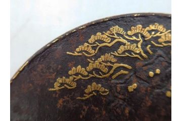 時代武具　肥後住 重治　鉄地　丸形　高彫　金布目象嵌　鯉の瀧登り図(滝登り)　跳躍感溢れるデザインが魅力の鍔(金彩、彫刻、刀装具、共箱付き)(R-079847)