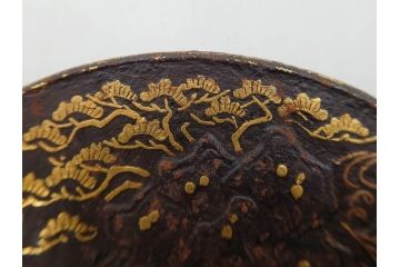時代武具　肥後住 重治　鉄地　丸形　高彫　金布目象嵌　鯉の瀧登り図(滝登り)　跳躍感溢れるデザインが魅力の鍔(金彩、彫刻、刀装具、共箱付き)(R-079847)