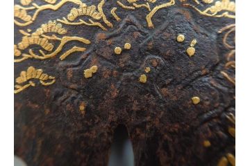 時代武具　肥後住 重治　鉄地　丸形　高彫　金布目象嵌　鯉の瀧登り図(滝登り)　跳躍感溢れるデザインが魅力の鍔(金彩、彫刻、刀装具、共箱付き)(R-079847)