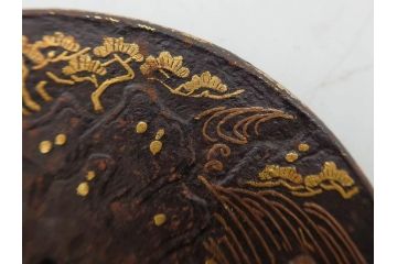 時代武具　肥後住 重治　鉄地　丸形　高彫　金布目象嵌　鯉の瀧登り図(滝登り)　跳躍感溢れるデザインが魅力の鍔(金彩、彫刻、刀装具、共箱付き)(R-079847)