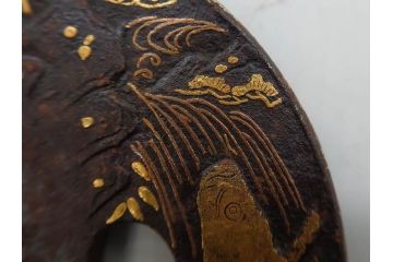 時代武具　肥後住 重治　鉄地　丸形　高彫　金布目象嵌　鯉の瀧登り図(滝登り)　跳躍感溢れるデザインが魅力の鍔(金彩、彫刻、刀装具、共箱付き)(R-079847)