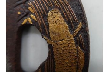 時代武具　肥後住 重治　鉄地　丸形　高彫　金布目象嵌　鯉の瀧登り図(滝登り)　跳躍感溢れるデザインが魅力の鍔(金彩、彫刻、刀装具、共箱付き)(R-079847)