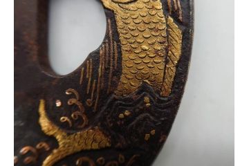 時代武具　肥後住 重治　鉄地　丸形　高彫　金布目象嵌　鯉の瀧登り図(滝登り)　跳躍感溢れるデザインが魅力の鍔(金彩、彫刻、刀装具、共箱付き)(R-079847)