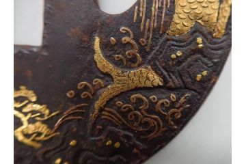 時代武具　肥後住 重治　鉄地　丸形　高彫　金布目象嵌　鯉の瀧登り図(滝登り)　跳躍感溢れるデザインが魅力の鍔(金彩、彫刻、刀装具、共箱付き)(R-079847)
