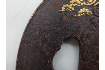 時代武具　肥後住 重治　鉄地　丸形　高彫　金布目象嵌　鯉の瀧登り図(滝登り)　跳躍感溢れるデザインが魅力の鍔(金彩、彫刻、刀装具、共箱付き)(R-079847)