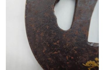 時代武具　肥後住 重治　鉄地　丸形　高彫　金布目象嵌　鯉の瀧登り図(滝登り)　跳躍感溢れるデザインが魅力の鍔(金彩、彫刻、刀装具、共箱付き)(R-079847)