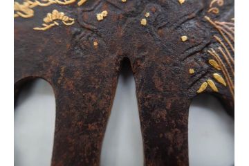 時代武具　肥後住 重治　鉄地　丸形　高彫　金布目象嵌　鯉の瀧登り図(滝登り)　跳躍感溢れるデザインが魅力の鍔(金彩、彫刻、刀装具、共箱付き)(R-079847)