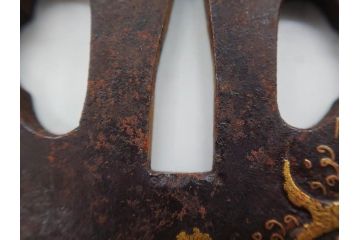 時代武具　肥後住 重治　鉄地　丸形　高彫　金布目象嵌　鯉の瀧登り図(滝登り)　跳躍感溢れるデザインが魅力の鍔(金彩、彫刻、刀装具、共箱付き)(R-079847)
