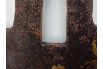 時代武具　肥後住 重治　鉄地　丸形　高彫　金布目象嵌　鯉の瀧登り図(滝登り)　跳躍感溢れるデザインが魅力の鍔(金彩、彫刻、刀装具、共箱付き)(R-079847)