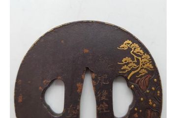 時代武具　肥後住 重治　鉄地　丸形　高彫　金布目象嵌　鯉の瀧登り図(滝登り)　跳躍感溢れるデザインが魅力の鍔(金彩、彫刻、刀装具、共箱付き)(R-079847)
