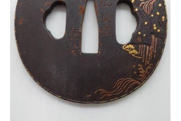 時代武具　肥後住 重治　鉄地　丸形　高彫　金布目象嵌　鯉の瀧登り図(滝登り)　跳躍感溢れるデザインが魅力の鍔(金彩、彫刻、刀装具、共箱付き)(R-079847)