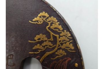 時代武具　肥後住 重治　鉄地　丸形　高彫　金布目象嵌　鯉の瀧登り図(滝登り)　跳躍感溢れるデザインが魅力の鍔(金彩、彫刻、刀装具、共箱付き)(R-079847)